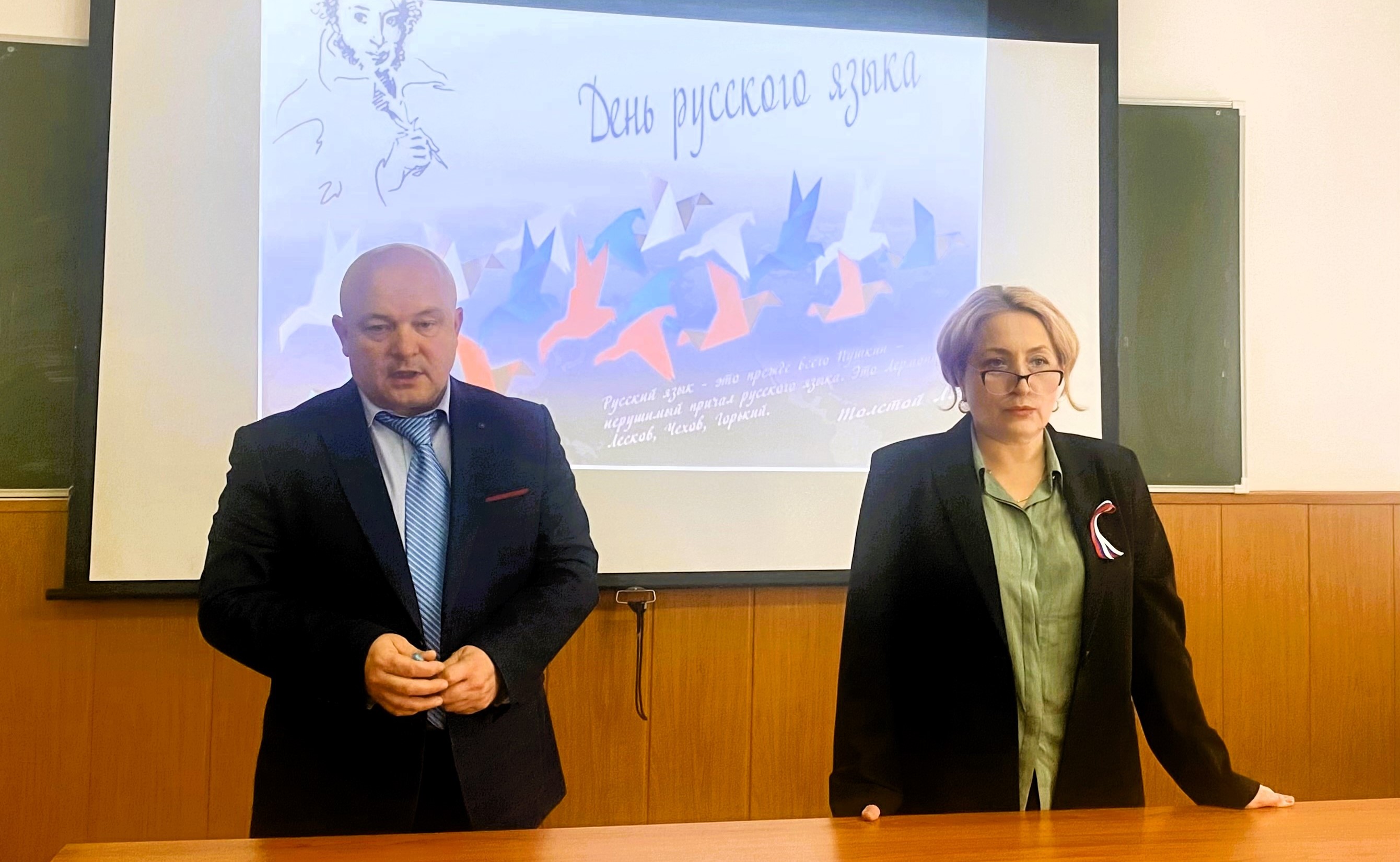 На факультете «Экономика и управление» провели кураторский час, посвященный международному Дню русского языка 