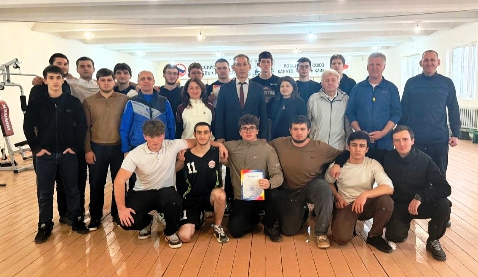 Победа в одной связке: межфакультетские соревнования по перетягиванию каната посвятили Дню защитника Отечества