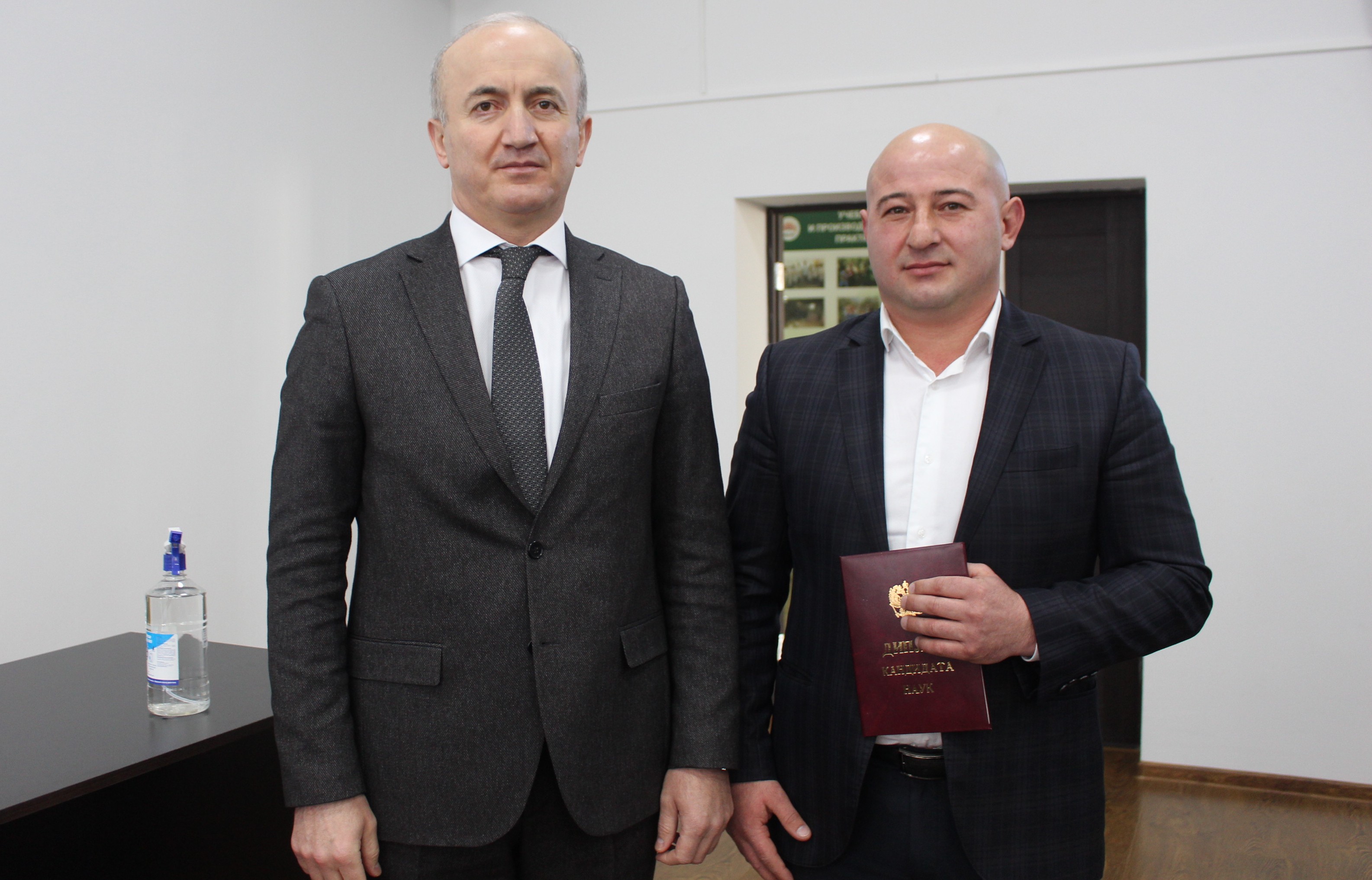 Анзору Жиляеву вручили диплом кандидата наук