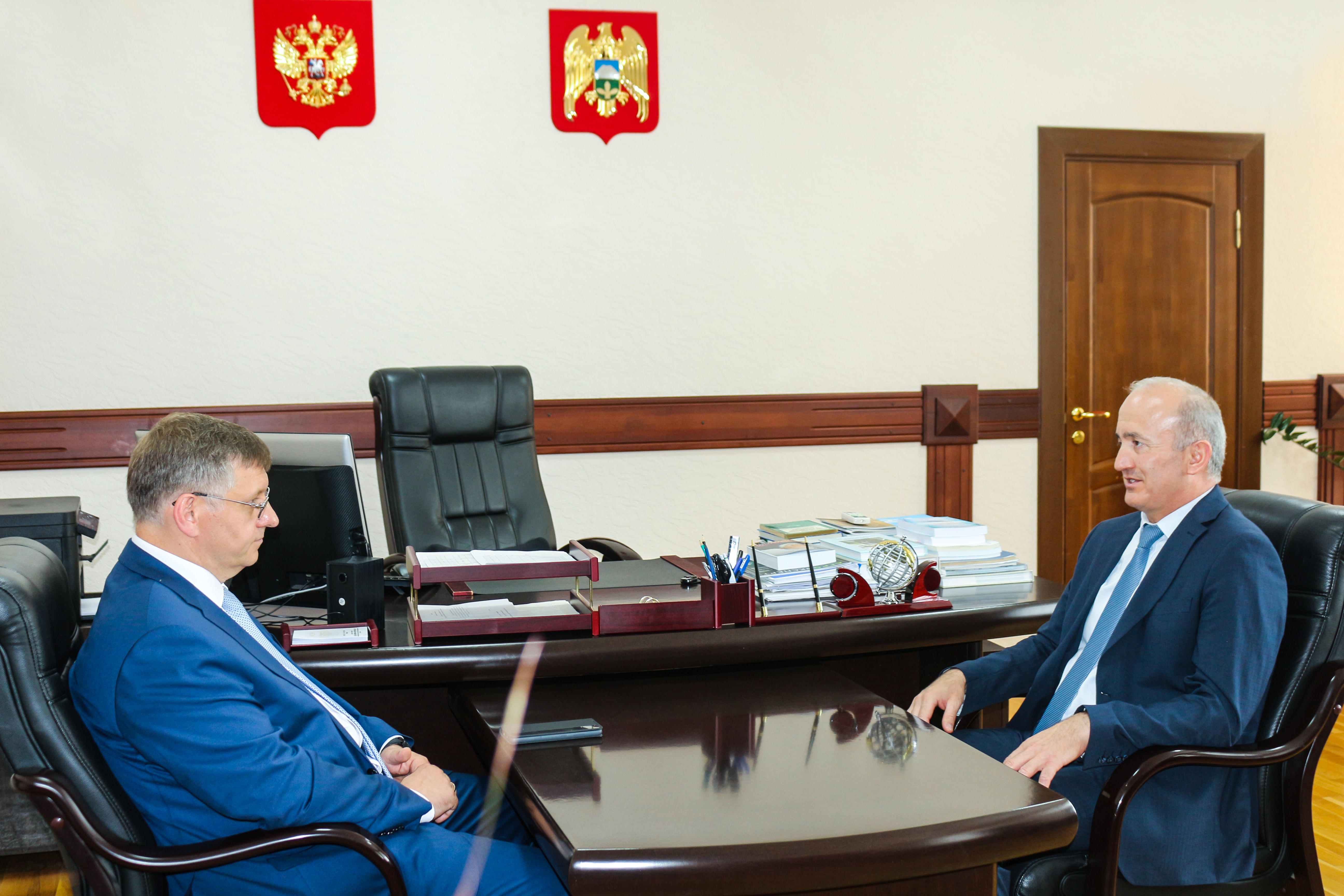 Аслан Апажев провел рабочую встречу с представителями Россельхозбанка