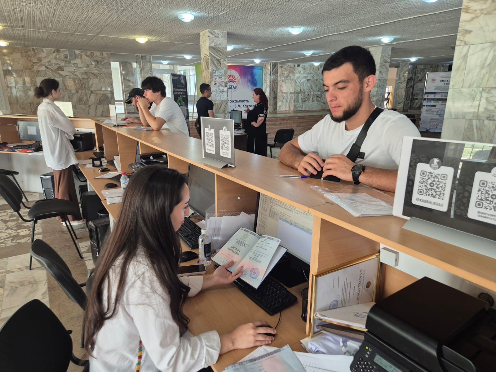 Продолжается работа приемной комиссии