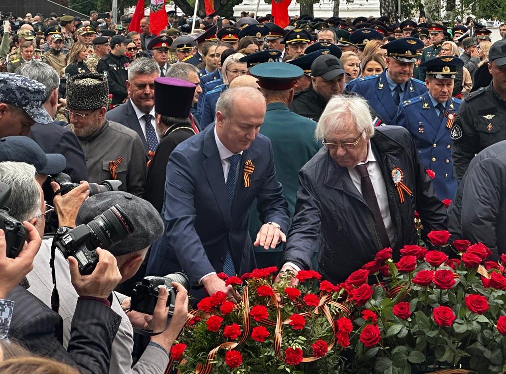 К памятникам героям возложили цветы