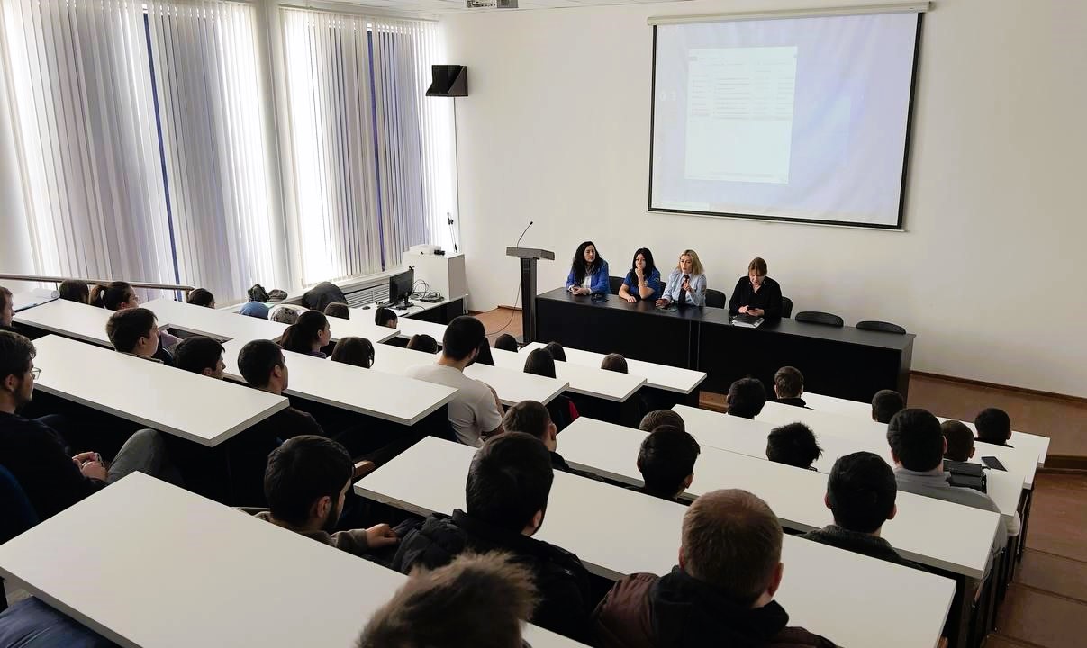 Студентам объяснили, как правильно себя вести  при возникновении чрезвычайных ситуаций