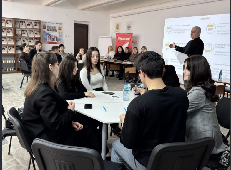 «Сохранить или изменить»: студенты факультета «Экономика и управление» учились принимать решение по ключевой ставке