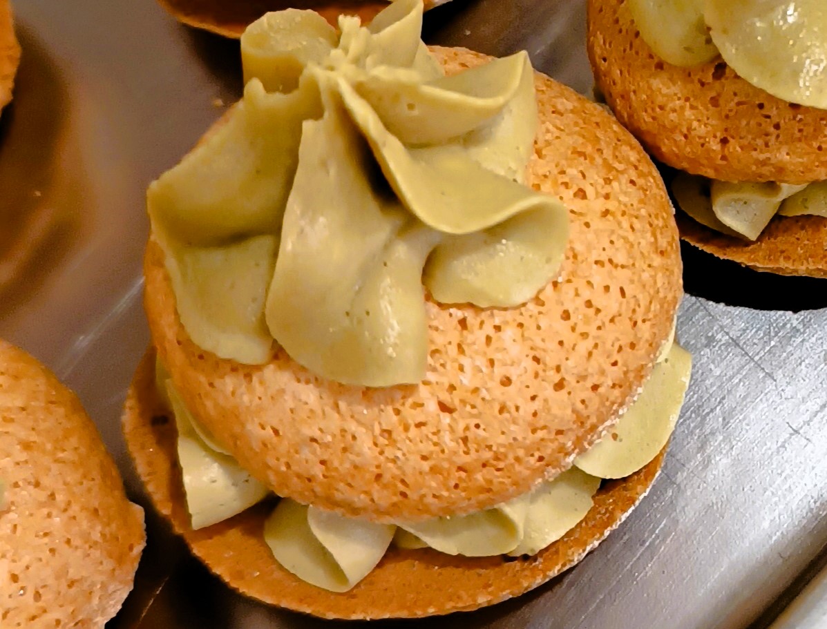 Будущие технологи общественного питания перешли от теории к созданию десертов ресторанного уровня