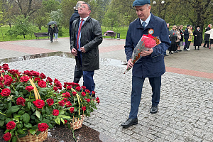 Церемония возложения цветов в День Победы