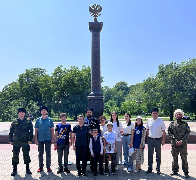 Представители вуза приняли участие в подготовке акции ко Дню флага РФ