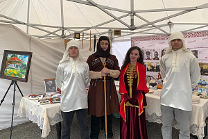 Студенты  поддержали участием фестиваль национальных культурных центров