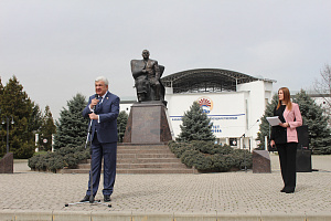 В Нальчике прошла акция в поддержку решений Президента России Владимира Путина и Вооруженных Сил РФ