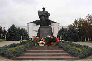 К памятнику Валерию Кокову возложили цветы