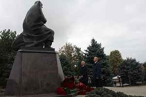 К памятнику Валерию Кокову возложили цветы