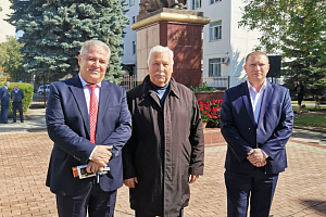 Представители Кабардино-Балкарского ГАУ возложили цветы к памятнику А. Кешокову