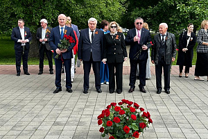 К памятникам героям возложили цветы