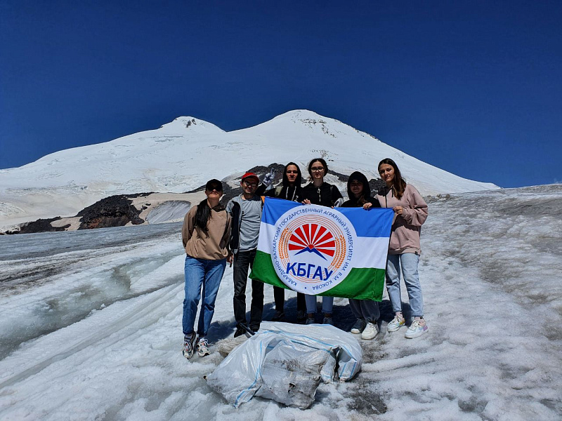 Студенты-добровольцы приняли участие в экологической акции в Приэльбрусье