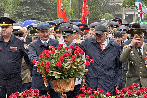 Церемония возложения цветов в День Победы