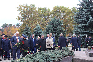 К памятнику Валерию Кокову возложили цветы