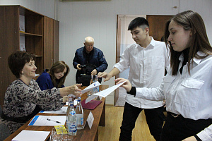 Сторонники партии «Единая Россия» провели игру «РосКвиз»