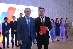 Состоялась торжественная церемония вручения красных дипломов