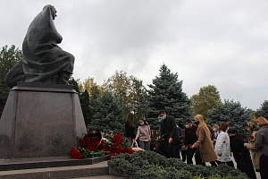 К памятнику Валерию Кокову возложили цветы