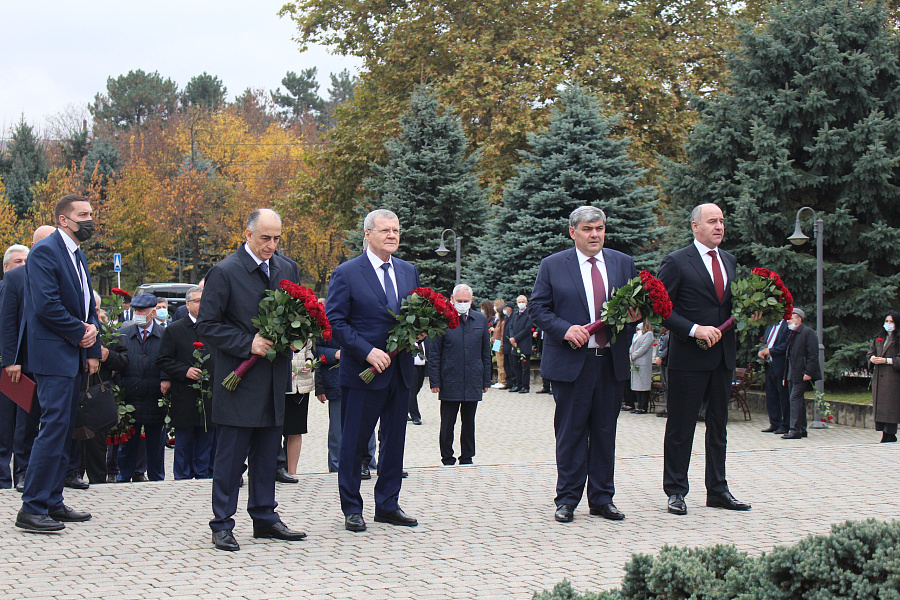 К памятнику Валерию Кокову возложили цветы