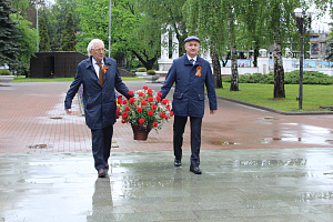 Отдавая дань памяти павшим