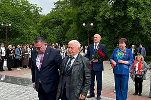 К памятникам героям возложили цветы