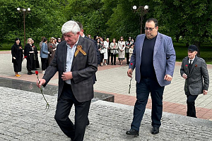 К памятникам героям возложили цветы