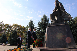 К памятнику Валерию Кокову возложили цветы