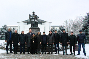 Возложение цветов к памятнику Валерию Кокову