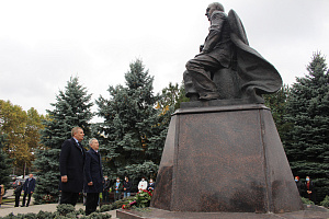 К памятнику Валерию Кокову возложили цветы