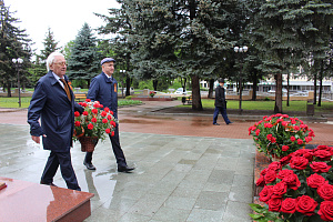 Отдавая дань памяти павшим