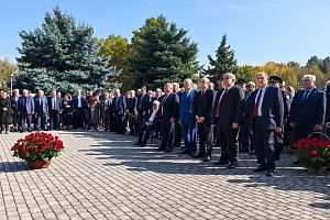 В Кабардино-Балкарии проходят памятные мероприятия, посвящённые 85-летию со дня рождения Валерия Мухамедовича Кокова