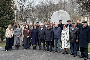 В память о первом ректоре: возложение цветов к памятнику профессору Б.Х. Фиапшеву