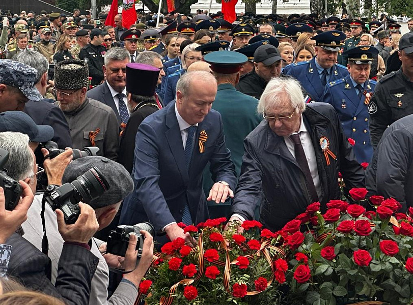 К памятникам героям возложили цветы