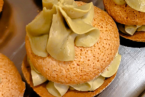 Будущие технологи общественного питания перешли от теории к созданию десертов ресторанного уровня