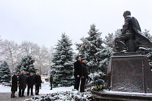 Возложение цветов к памятнику Валерию Кокову