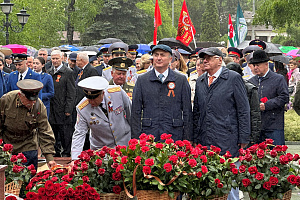 Церемония возложения цветов в День Победы