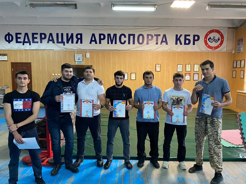 Итоги соревнований по армрестлингу