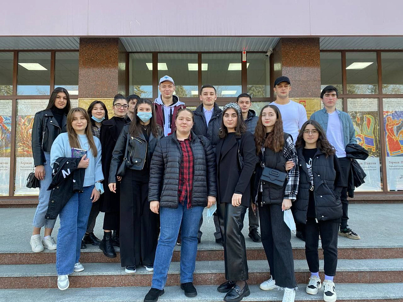 Студенты посетили развёрнутую в Национальном музее КБР выставку «Славой овеянные»