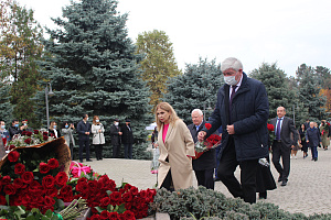 К памятнику Валерию Кокову возложили цветы
