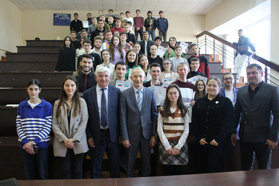 Лучших студентов отметили грамотами и благодарностями