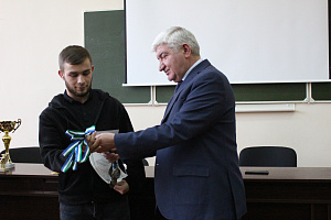 Лучших студентов отметили грамотами и благодарностями