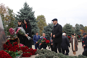 К памятнику Валерию Кокову возложили цветы