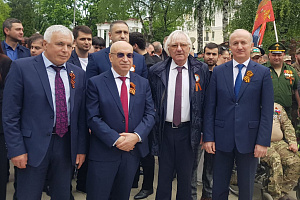 К памятникам героям возложили цветы