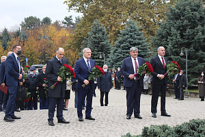 К памятнику Валерию Кокову возложили цветы