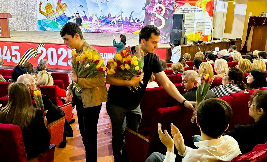 Прекрасную половину университета поздравили с 8 марта Прекрасную половину университета поздравили с 8 марта