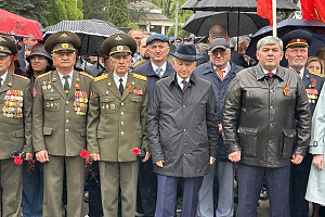 Церемония возложения цветов в День Победы