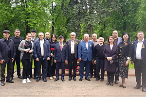 К памятникам героям возложили цветы