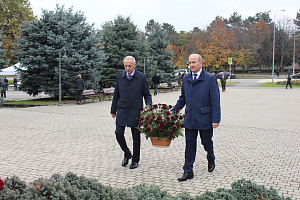 К памятнику Валерию Кокову возложили цветы