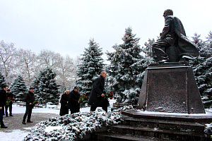 Возложение цветов к памятнику Валерию Кокову